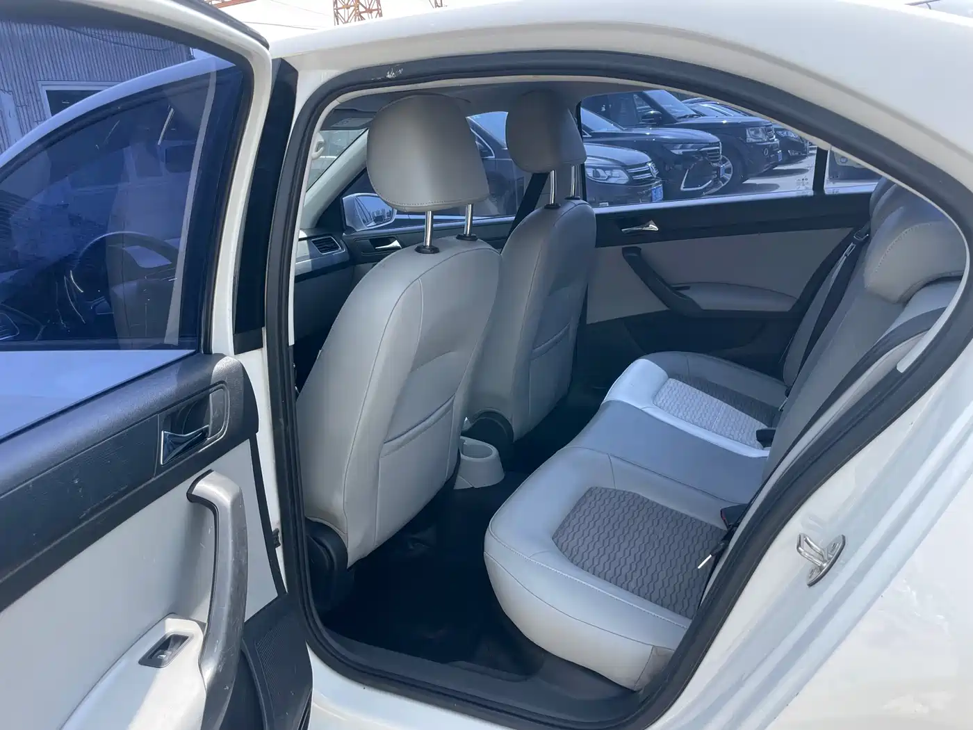 Škoda Rapid 2015 1.6L Manual Smart Selection фото 8