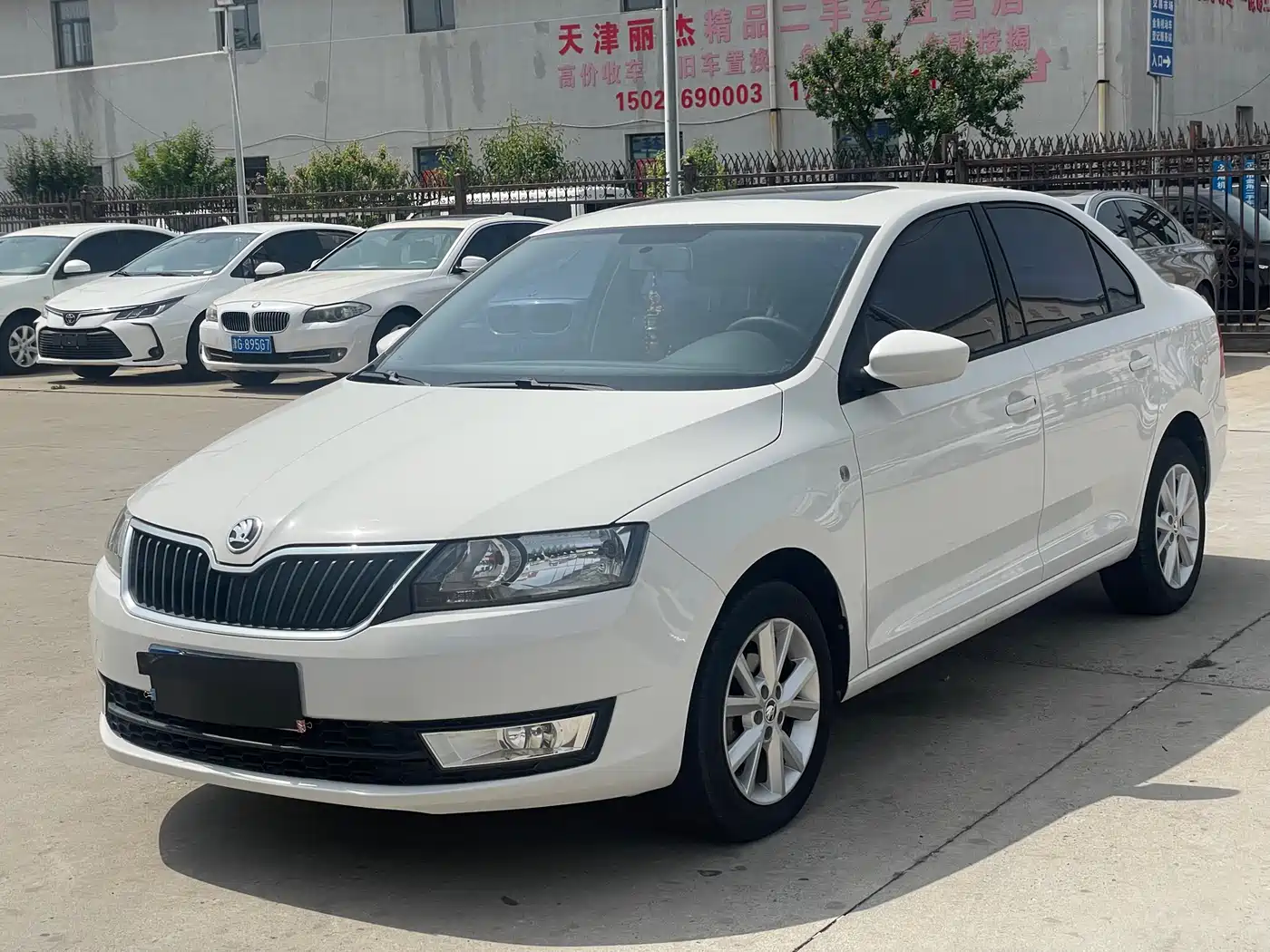 Škoda Rapid 2015 1.6L Manual Smart Selection