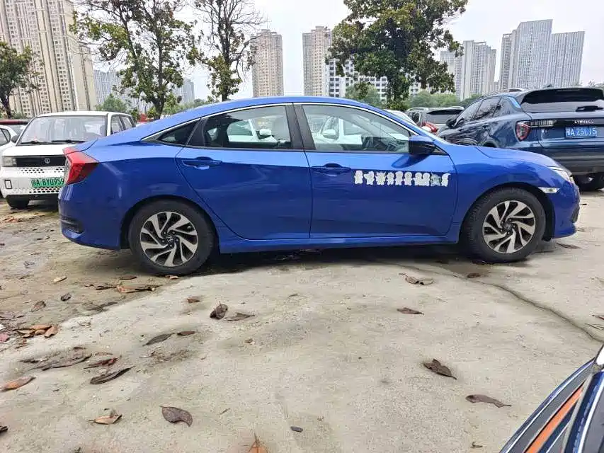 Фото 4 - Honda Civic