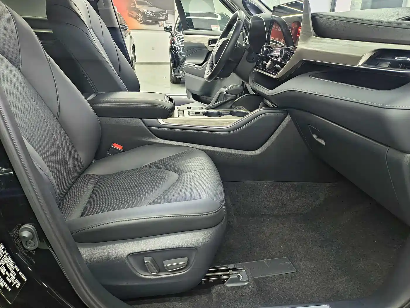 Toyota Highlander 2024 2.5L Smart Hybrid 4WD Ultimate 7-seater фото 15