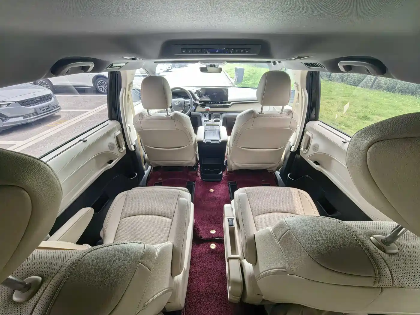 Toyota Sienna 2023 2.5L Hybrid Premium Edition фото 9