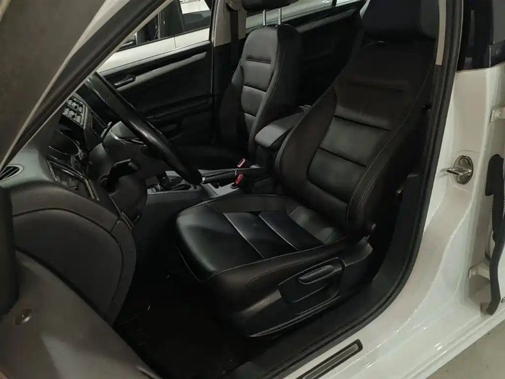 Volkswagen Sagitar 2018 1.6L Automatic Comfort фото 15
