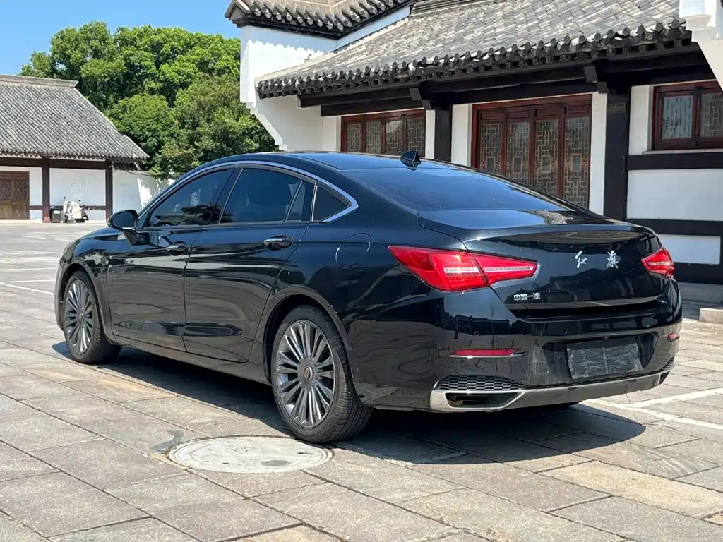 Фото 16 - Hongqi H5