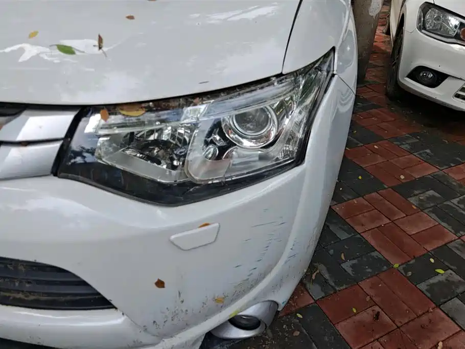 Mitsubishi Outlander (Import) 2013 2.4L 4WD Luxury Navigation 5-seater фото 5