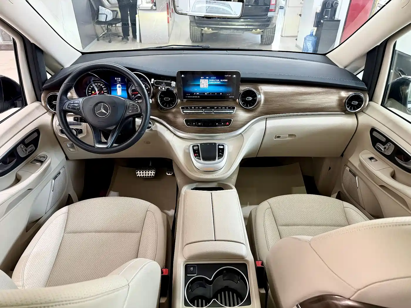 Mercedes-Benz V-Class 2021 V 260 L Long Wheelbase Premium Edition фото 11