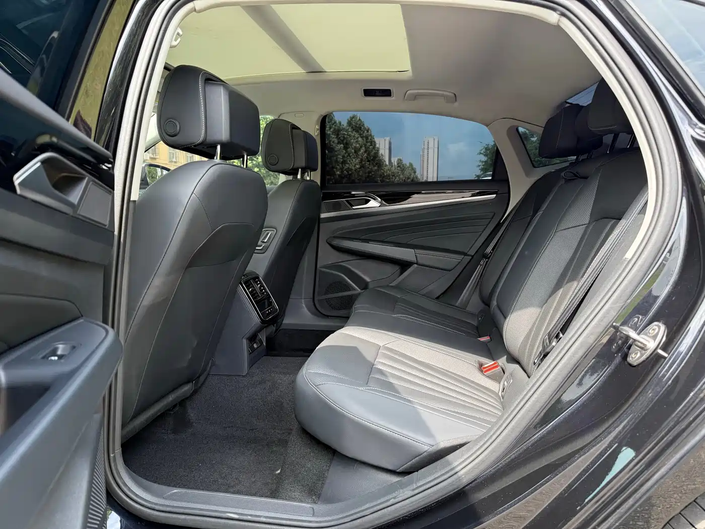 Volkswagen Passat 2024 330TSI Starlight Elite Edition фото 7