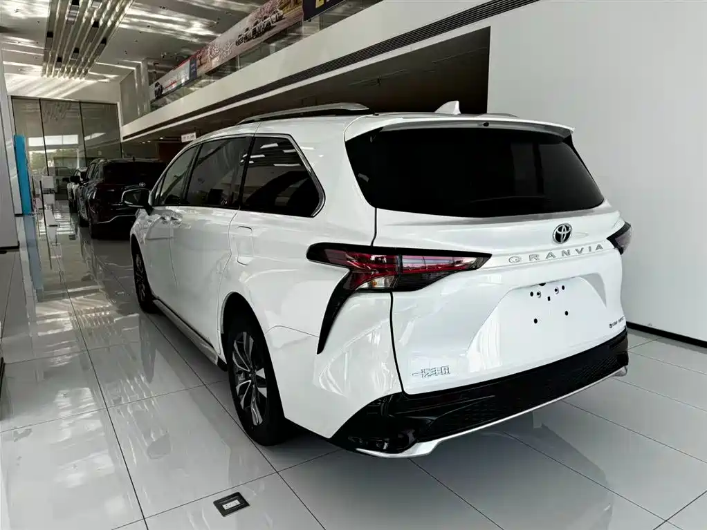 Toyota Granvia 2026 Model 2.5L Hybrid Prestige PLUS AWD Trim фото 4