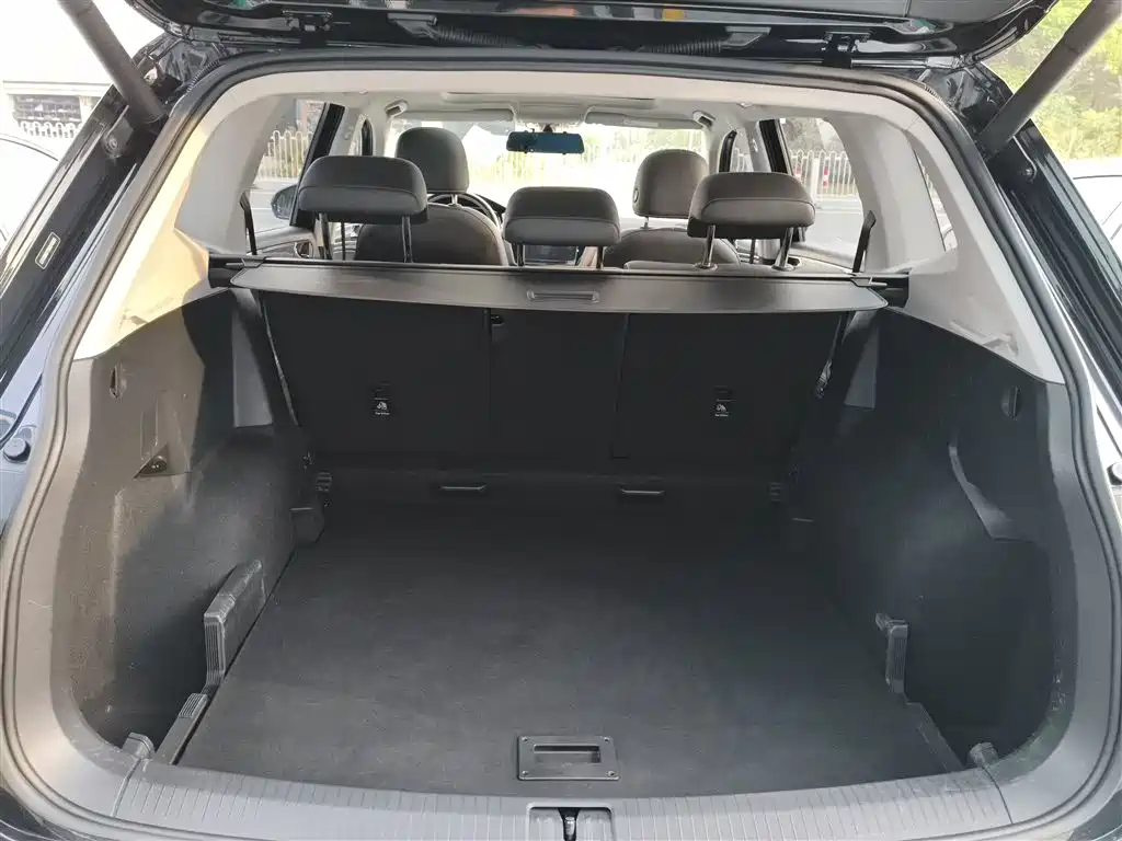 Volkswagen Tiguan L 2021 330TSI Automatic 2WD R-Line Premium фото 9