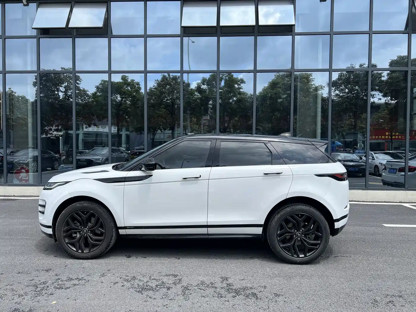 Land Rover Range Rover Evoque 2020 Model 249PS R-DYNAMIC S Gloss Black Sport Edition фото 6
