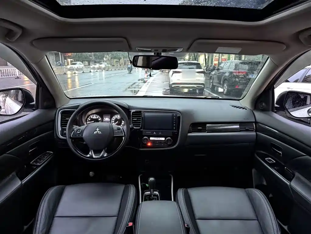 MITSUBISHI OUTLANDER