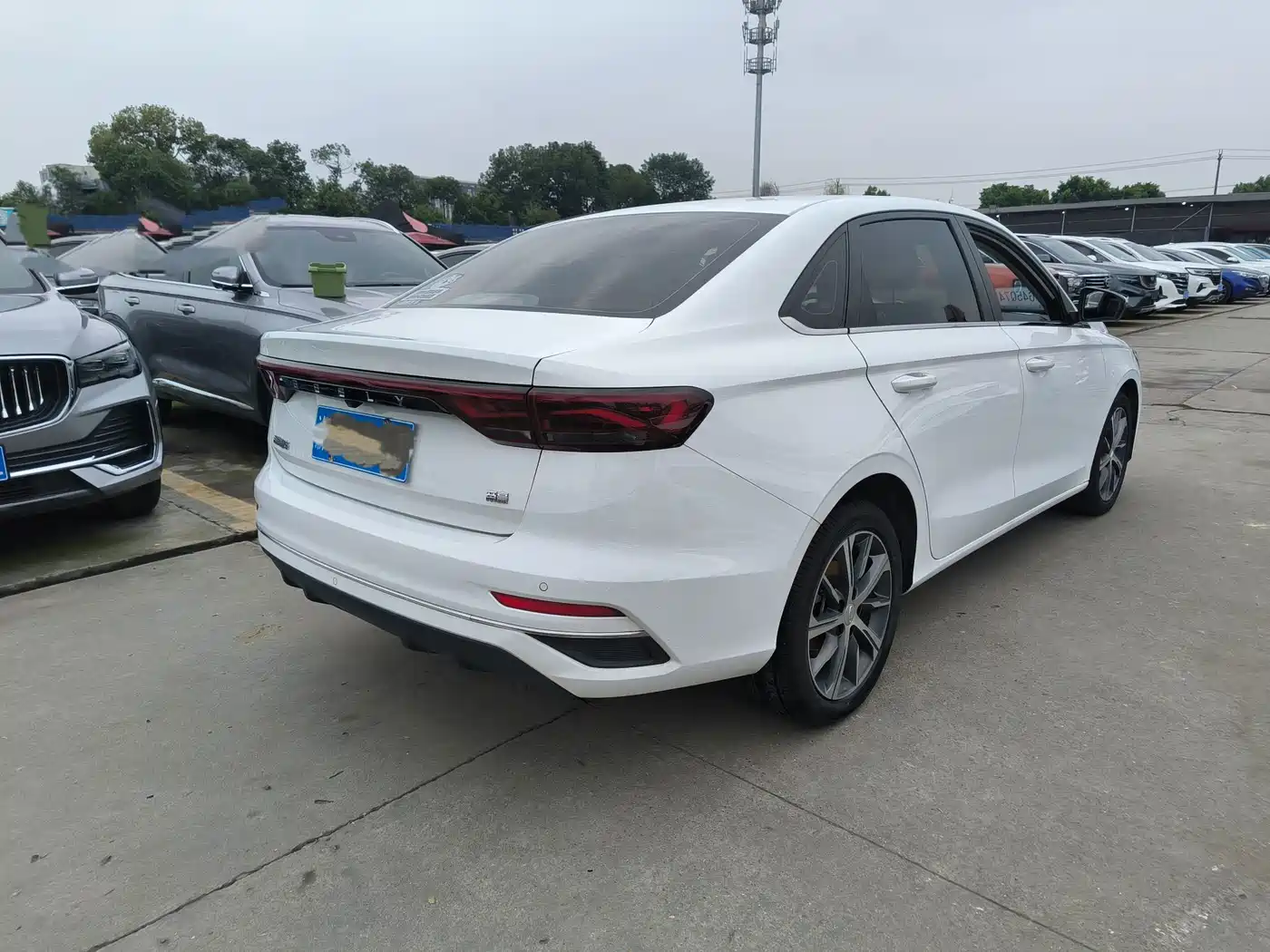 Фото 16 - Geely Emgrand