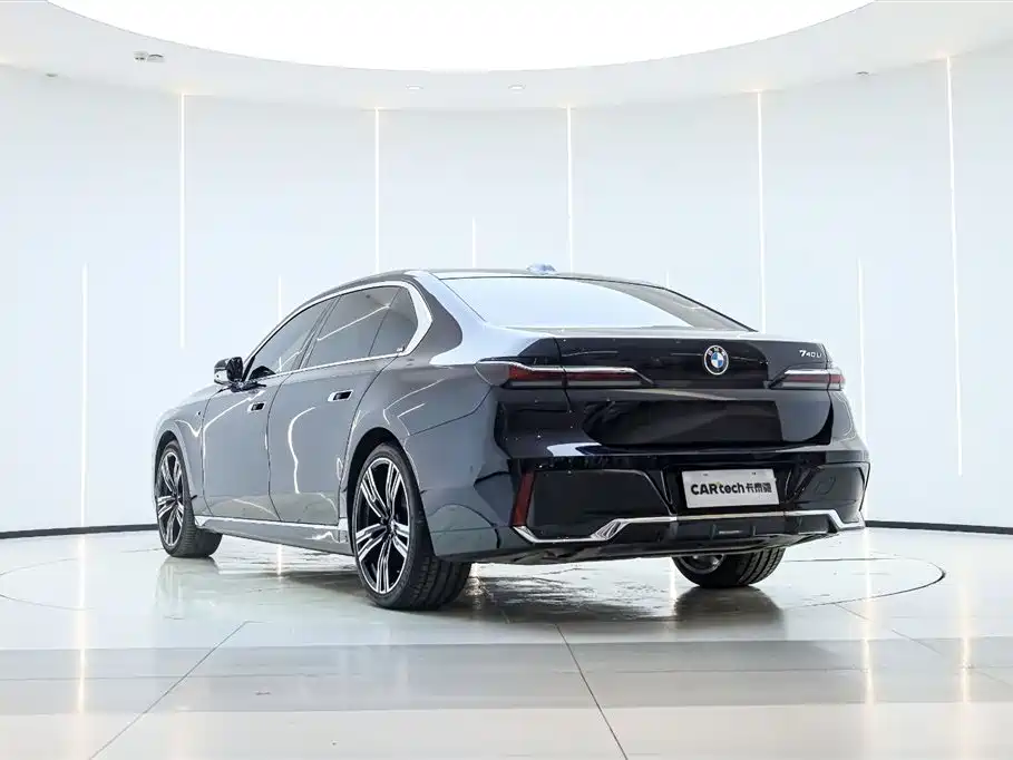 BMW 7 Series 2023 740Li Exclusive M Sport Package фото 7