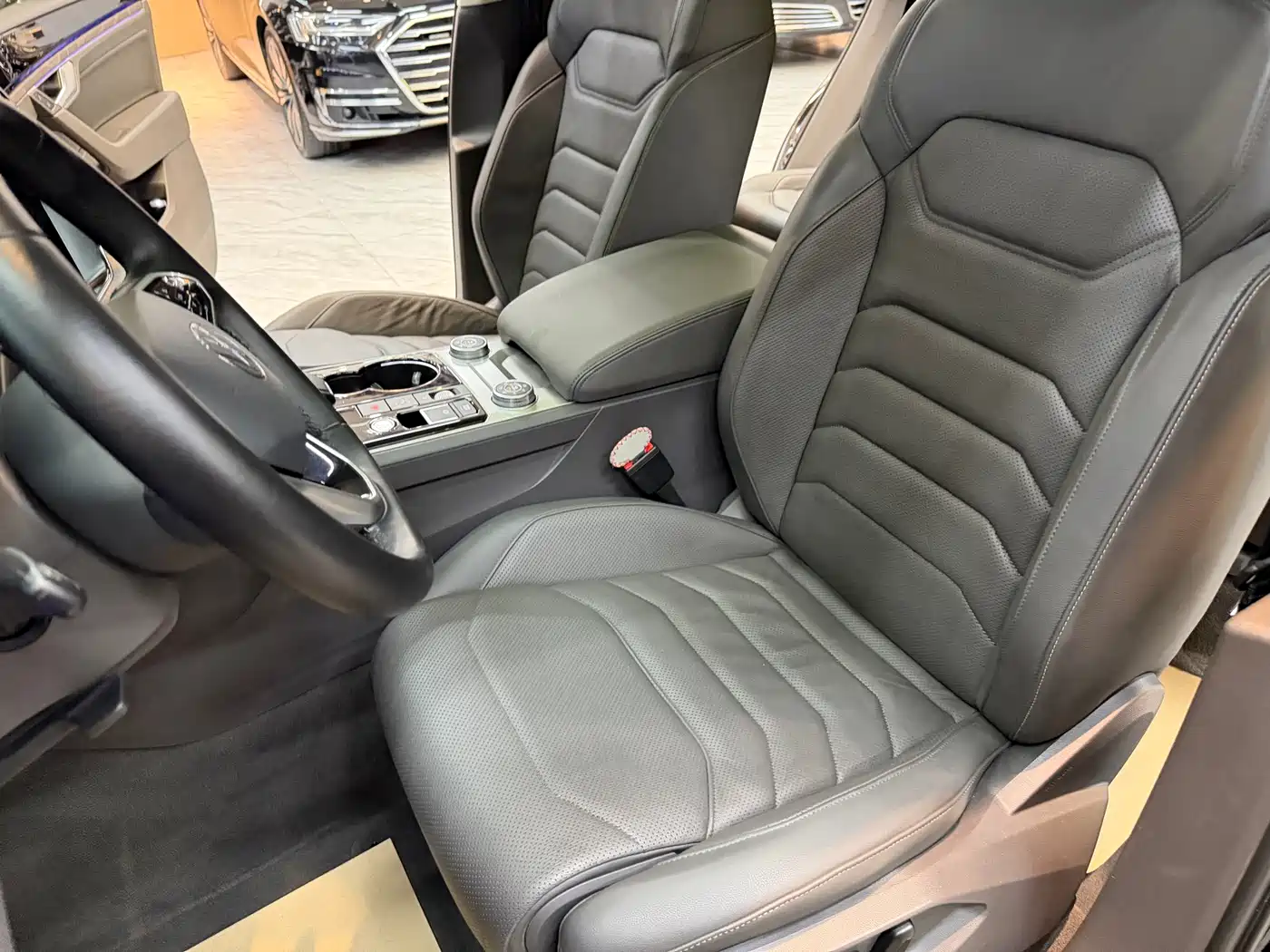 Volkswagen Touareg 2021 3.0TSI Sharp Edition with Gloss Black Sports Package фото 22