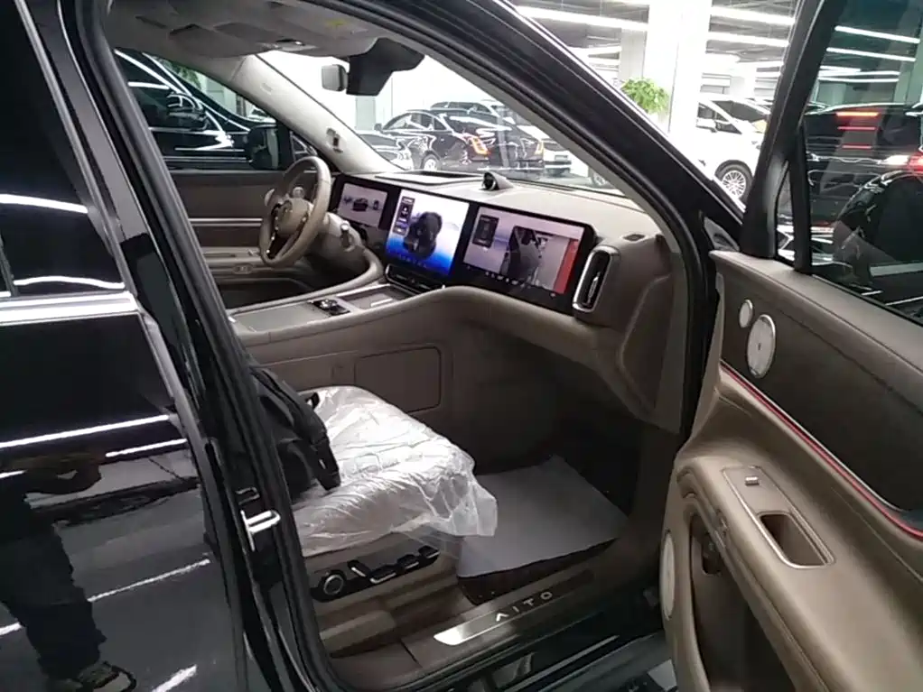 AITO Wenjie AITO M9 2025 Extended Range Ultra 52kWh 5-Seater фото 25