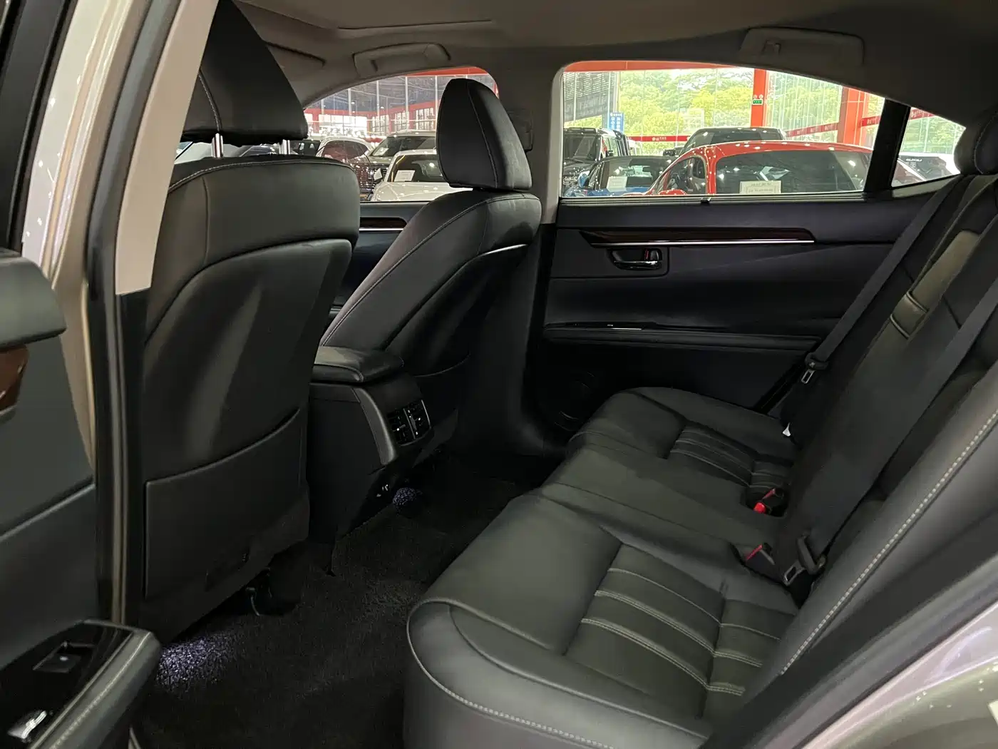 Lexus ES 2015 250 Elegance Edition фото 8
