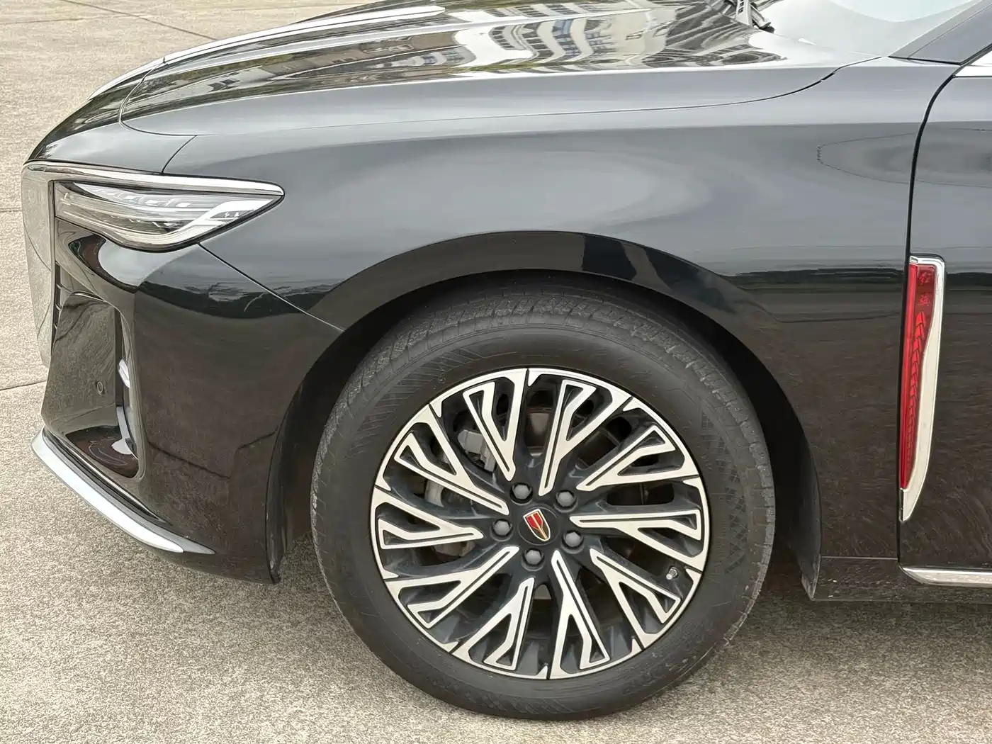 Hongqi H5 2025 2.0T Automatic Flag Celebration 500,000 Units Anniversary Edition фото 5