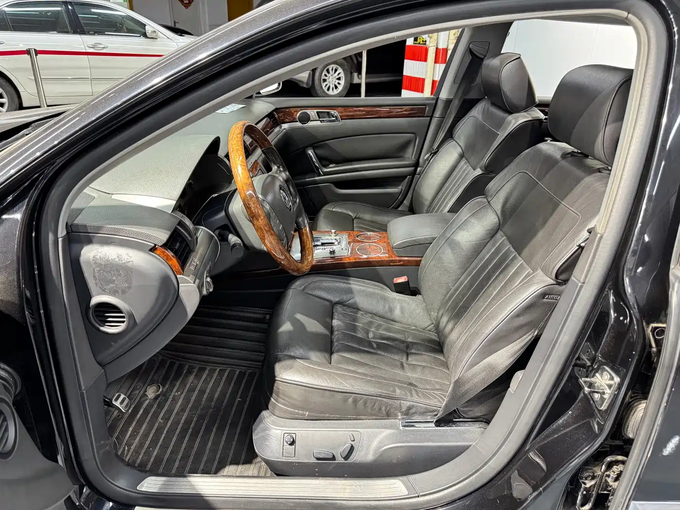 Volkswagen Phaeton 2011 2011 3.6L V6 5-Seater Extended Comfort