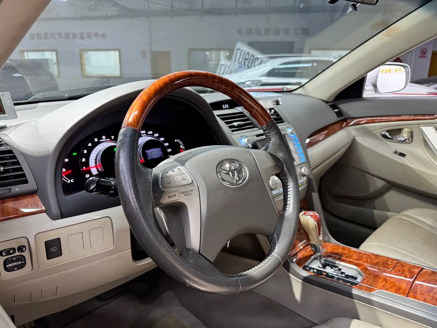 Фото 14 - Toyota Camry
