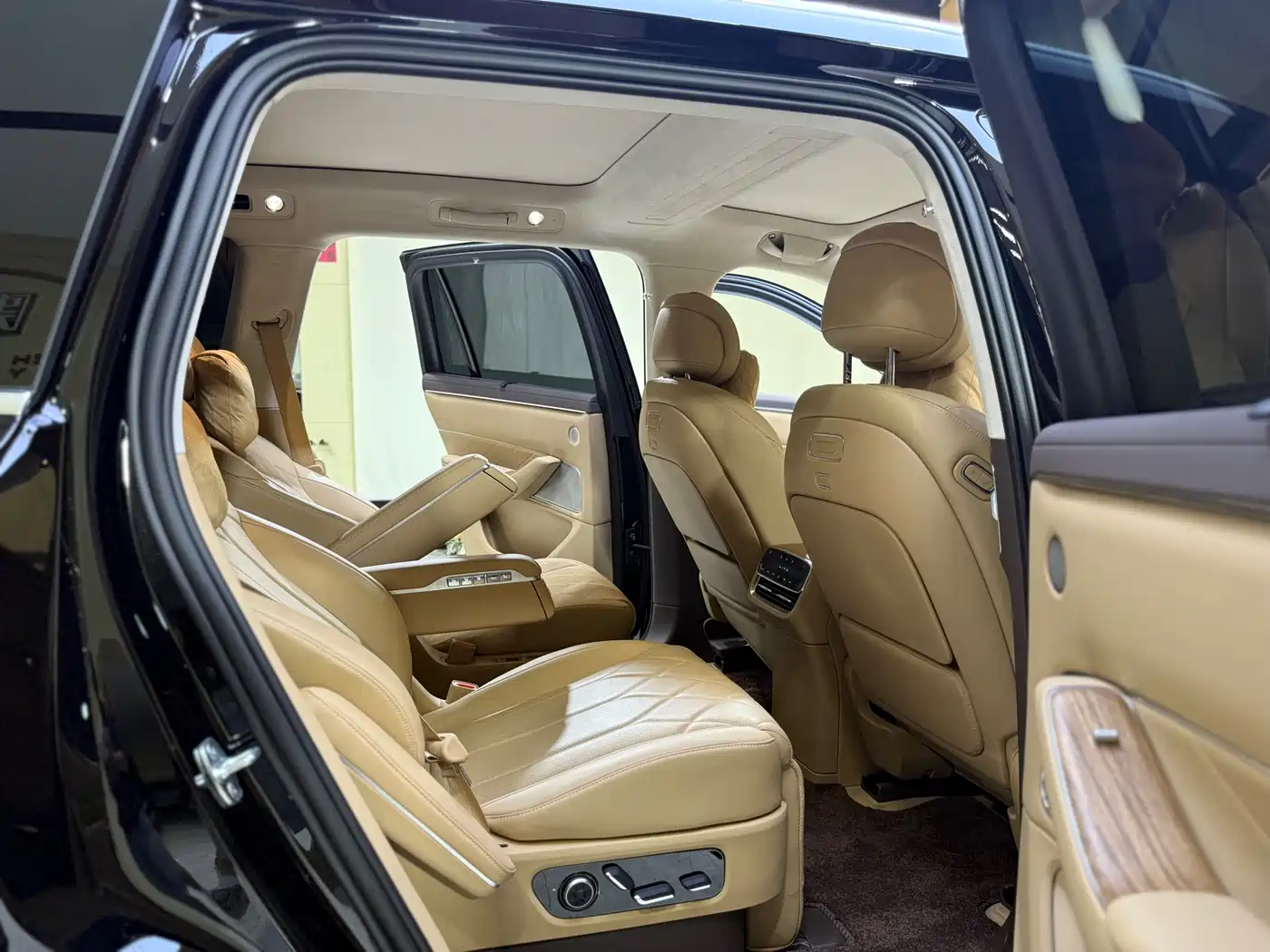AITO Wenjie AITO M8 2025 Extended Range Ultra 53.4kWh 6-Seater фото 7