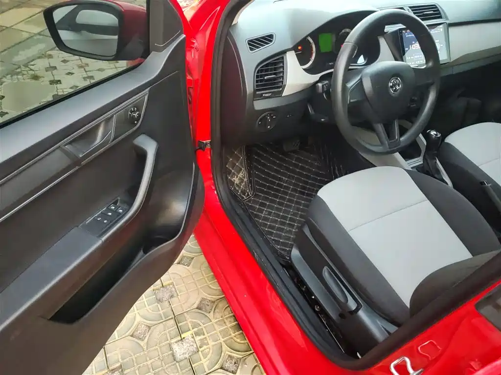 Škoda Fabia 2017 1.4L Auto Car Enjoy Edition фото 13