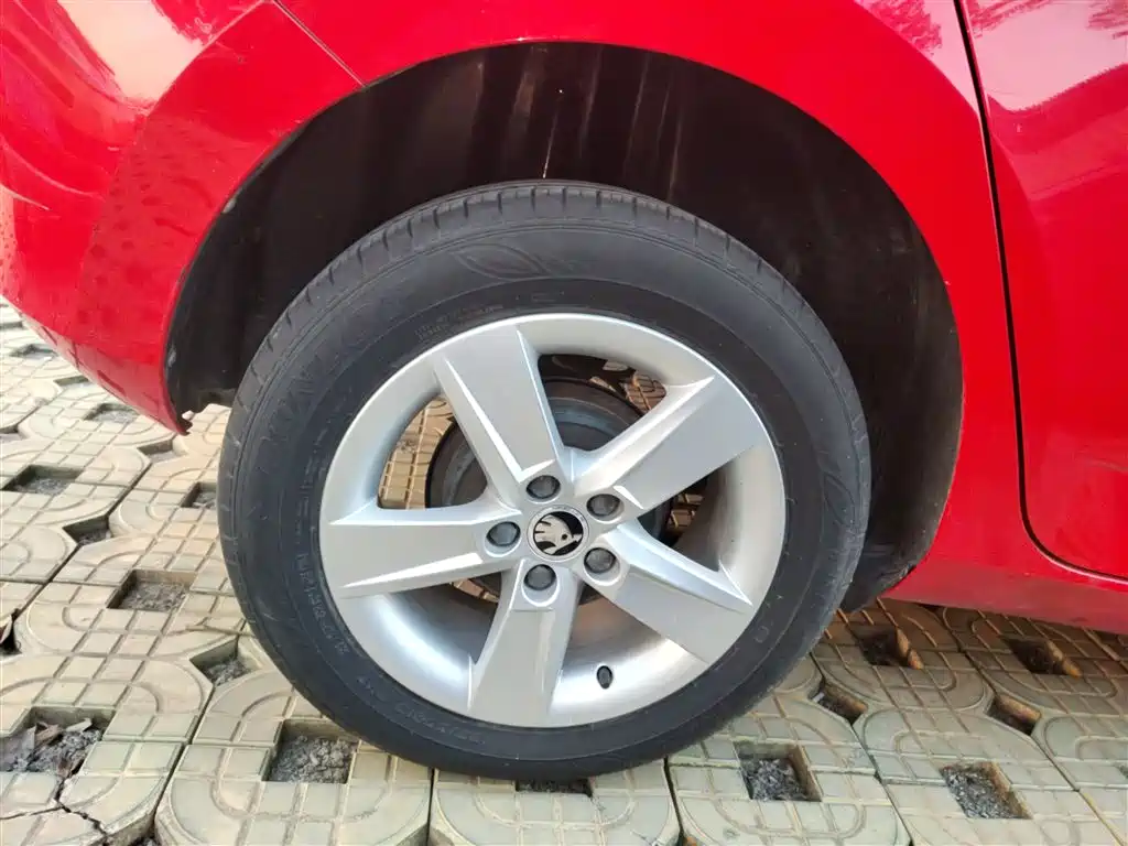 Škoda Fabia 2017 1.4L Auto Car Enjoy Edition фото 26