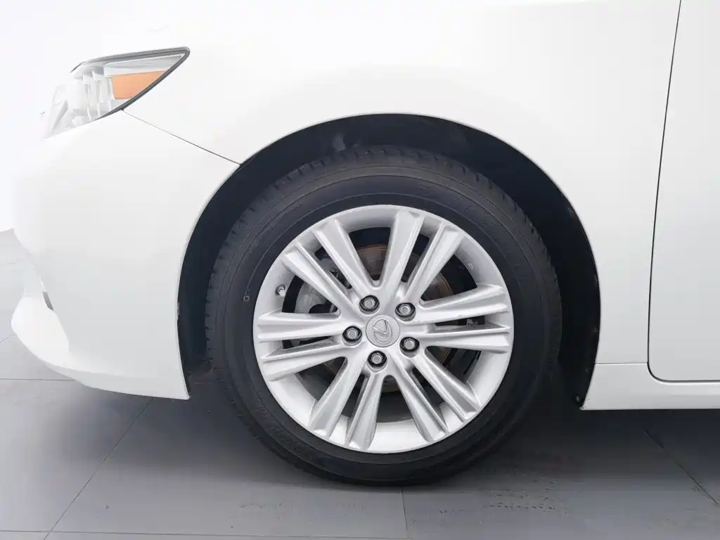 Photo 17 - Lexus ES