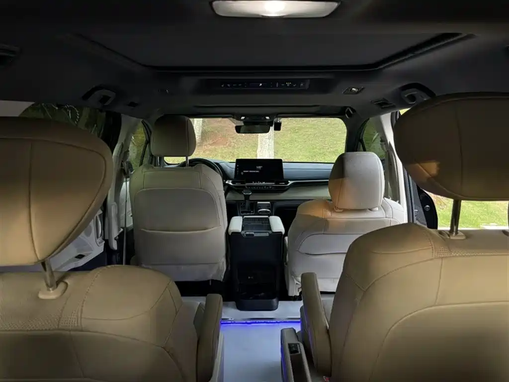 Toyota Granvia 2022 2.5L Hybrid Noble Edition фото 13