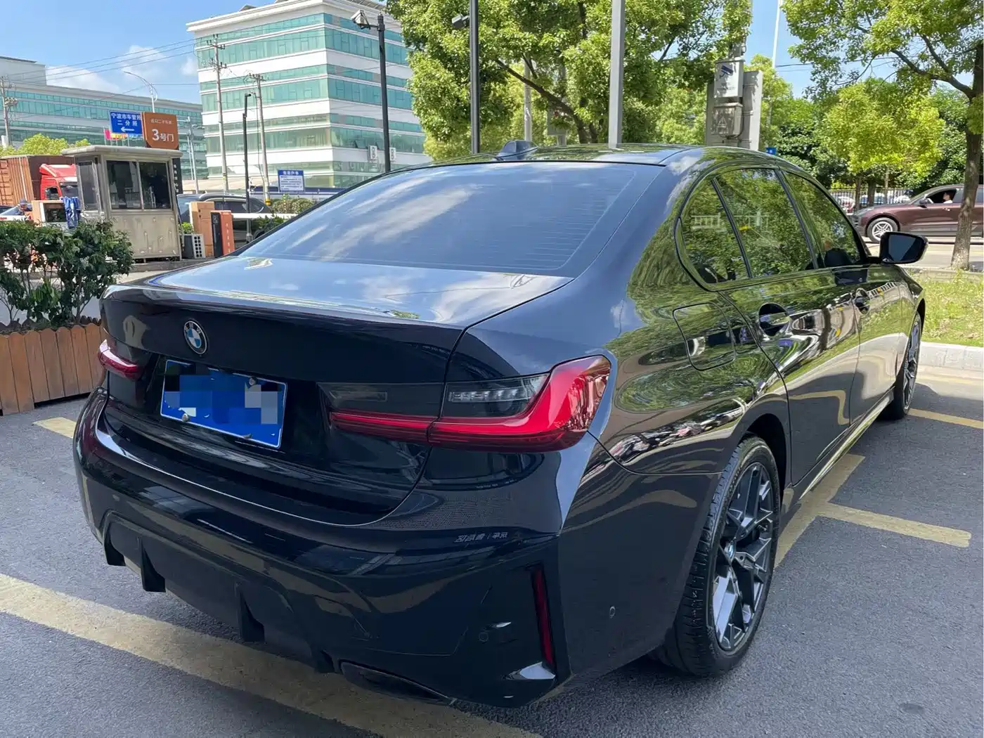 BMW 3 Series 2025 330Li M Sport Night Edition фото 4