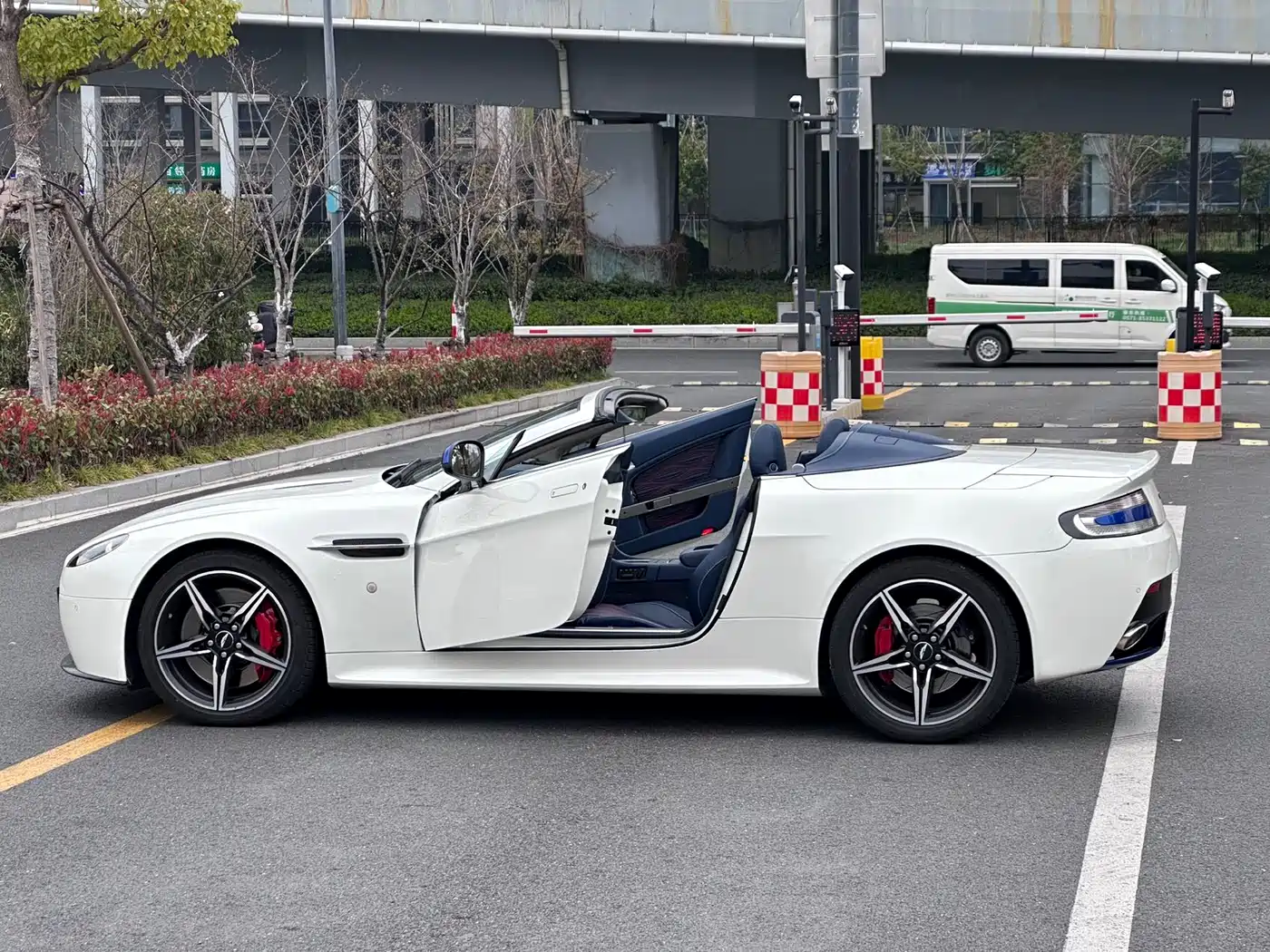Aston Martin V8 Vantage 2017 4.7L S British Limited Convertible фото 3