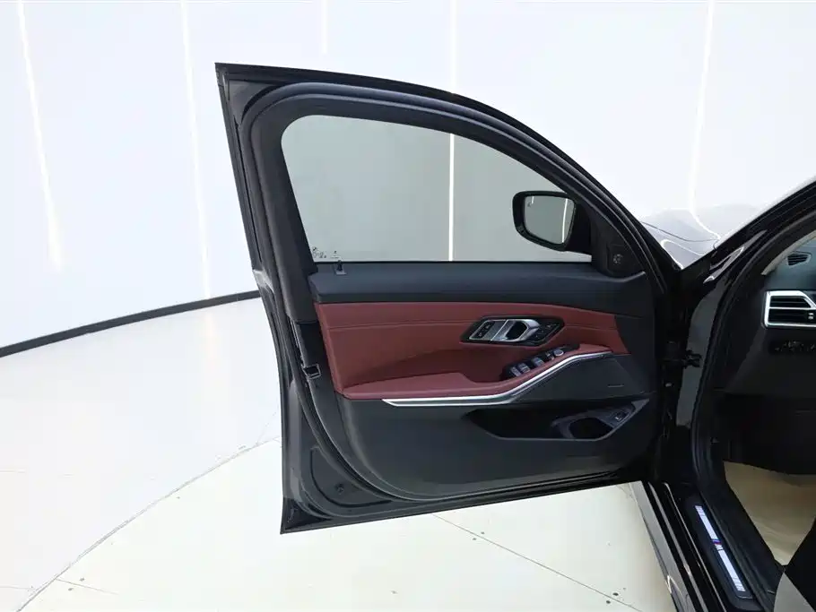 BMW 3 Series 2025 330Li M Sport Night Edition фото 17