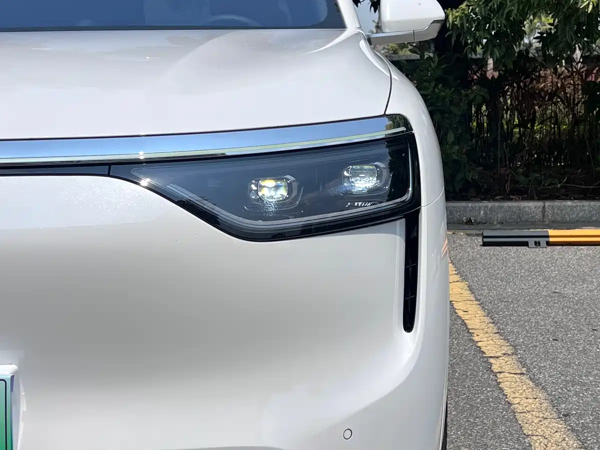 AITO Wenjie AITO M8 2025 Range Extender Max+ Edition 53.4kWh 5-seater фото 4