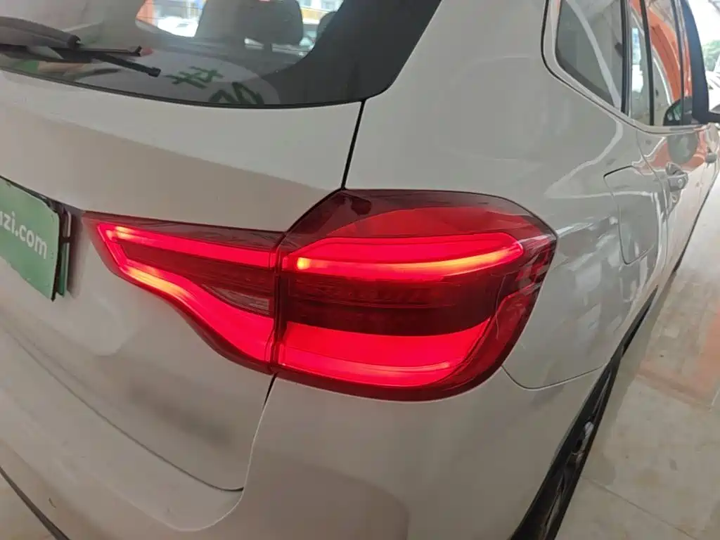 Photo 8 - BMW iX3