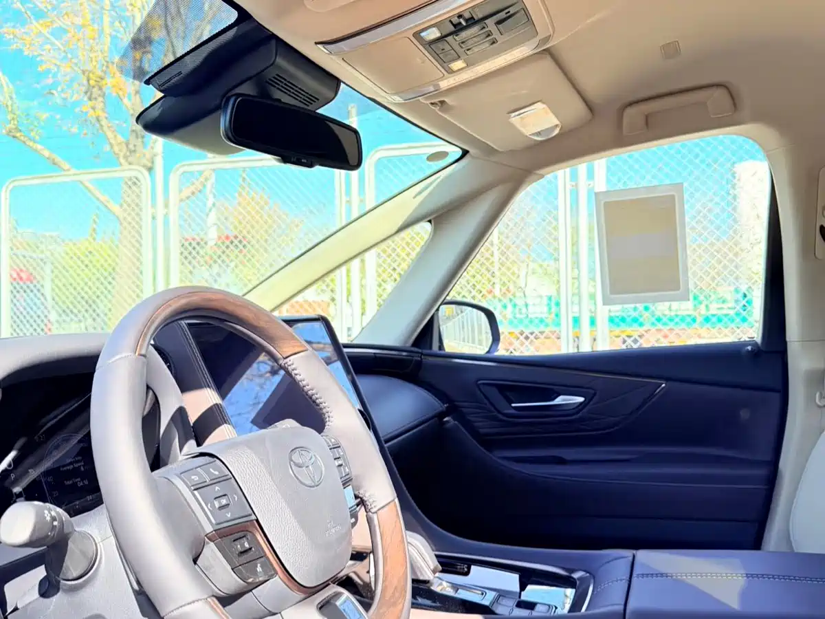 Toyota Alphard 2025 Hybrid 2.5L Ultimate Gold Edition фото 3