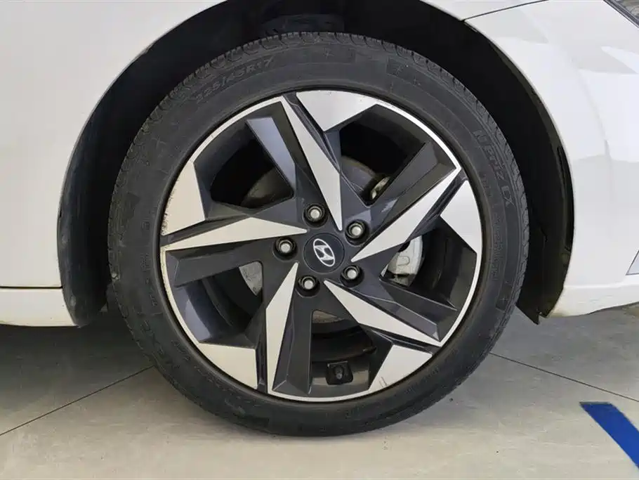 Hyundai Elantra 2021 1.5L CVT LUX Premium Edition фото 6