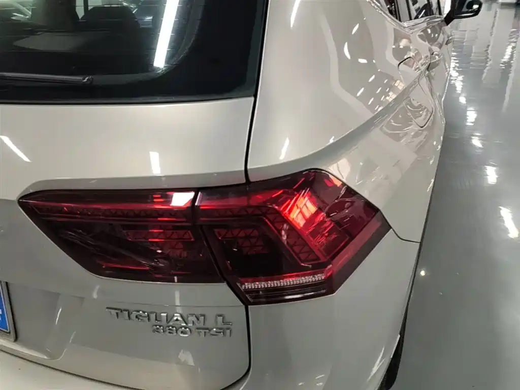 Volkswagen Tiguan L 2017 380TSI Automatic 4WD Luxury Edition фото 8