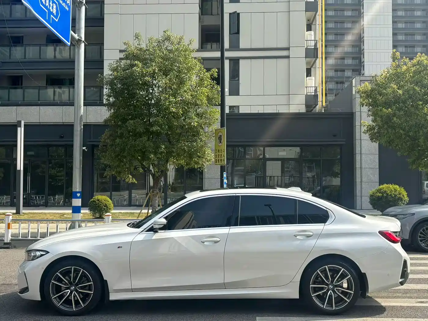 BMW 3 Series 2024 325Li M Sport Package фото 3