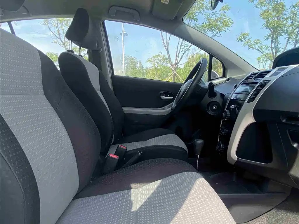 Toyota Yaris 2011 1.6GS Auto Sharp Edition фото 4