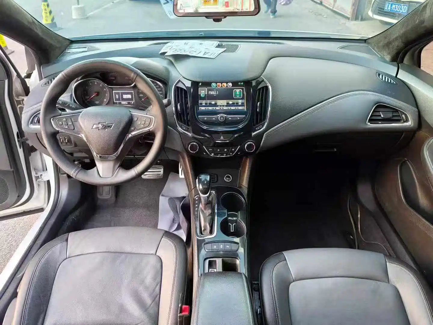 Photo 8 - Chevrolet Cruze