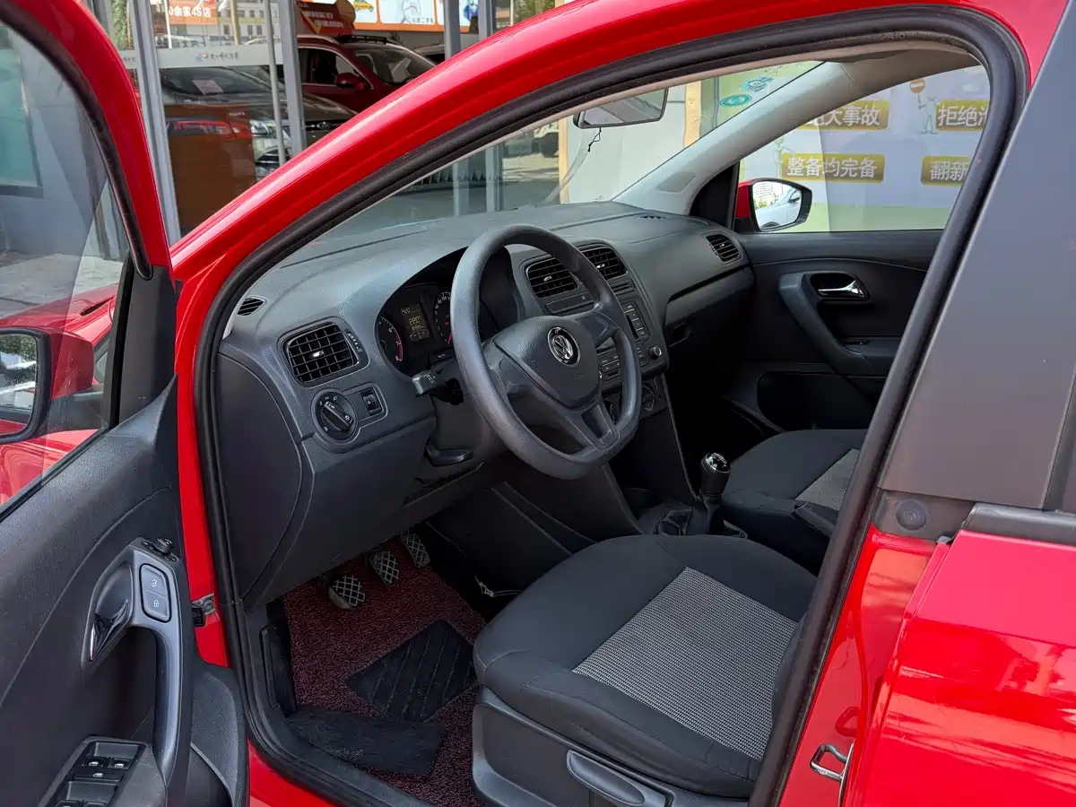 Volkswagen Polo 2014 1.4L Manual Trend Edition фото 4
