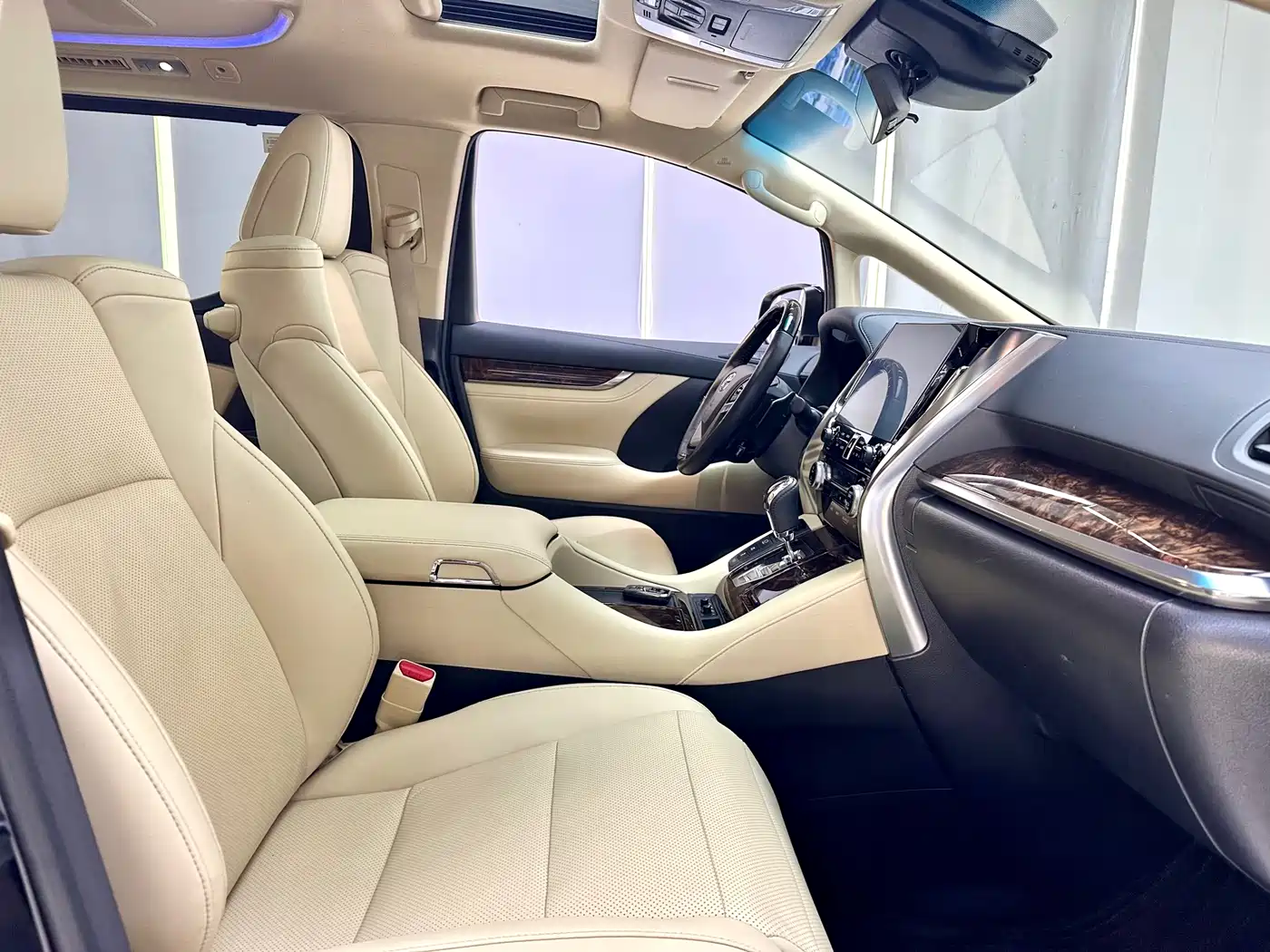 Toyota Alphard 2021 Hybrid 2.5L Luxury фото 10