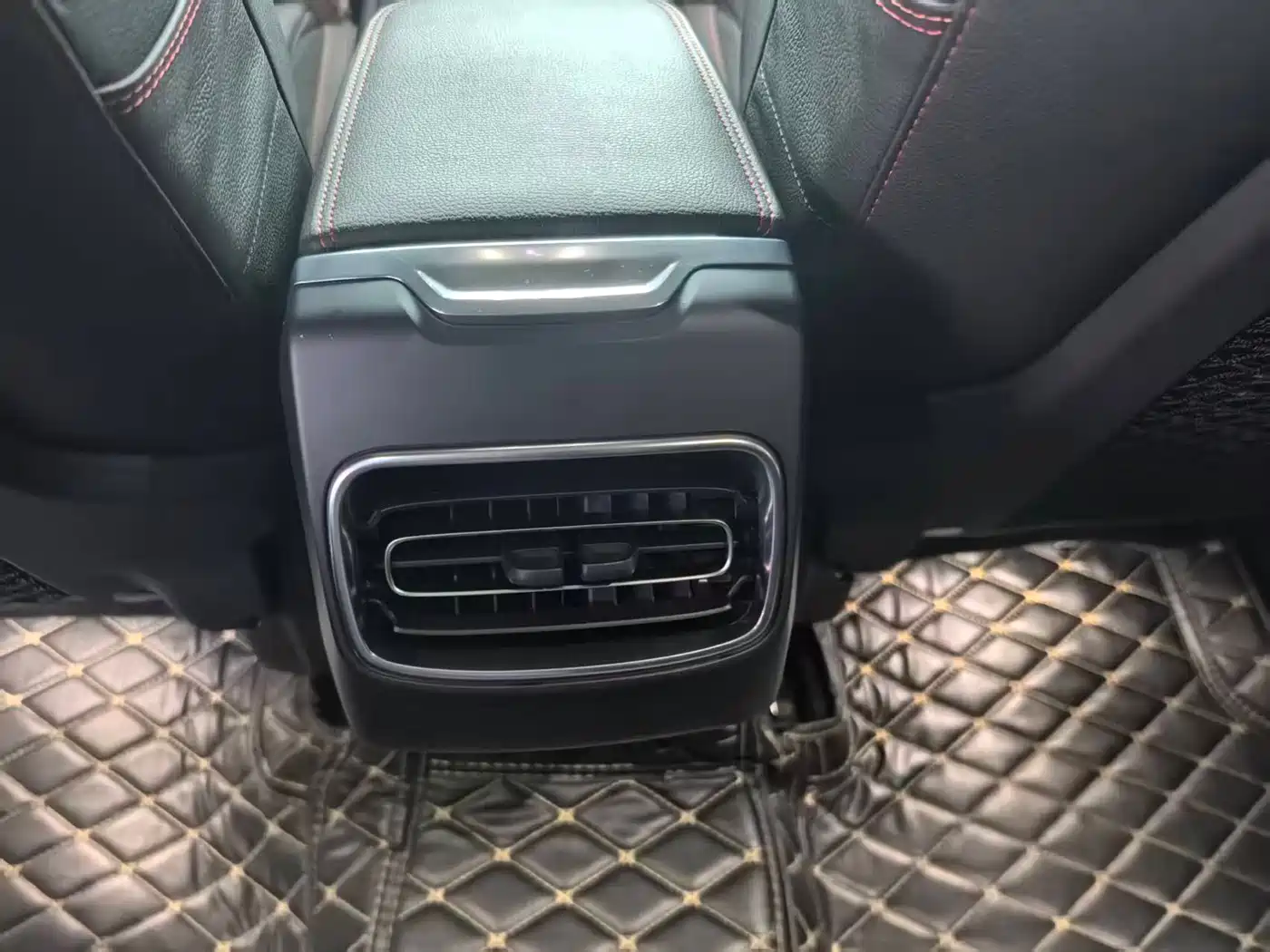 Lynk & Co 02 2018 Model 1.5T DCT 2WD Yao Pro Edition China V фото 17