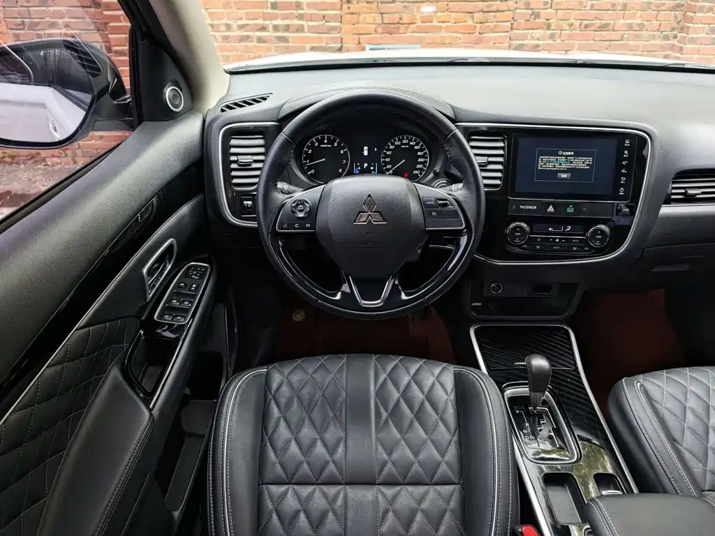 صورة 3 - Mitsubishi Outlander