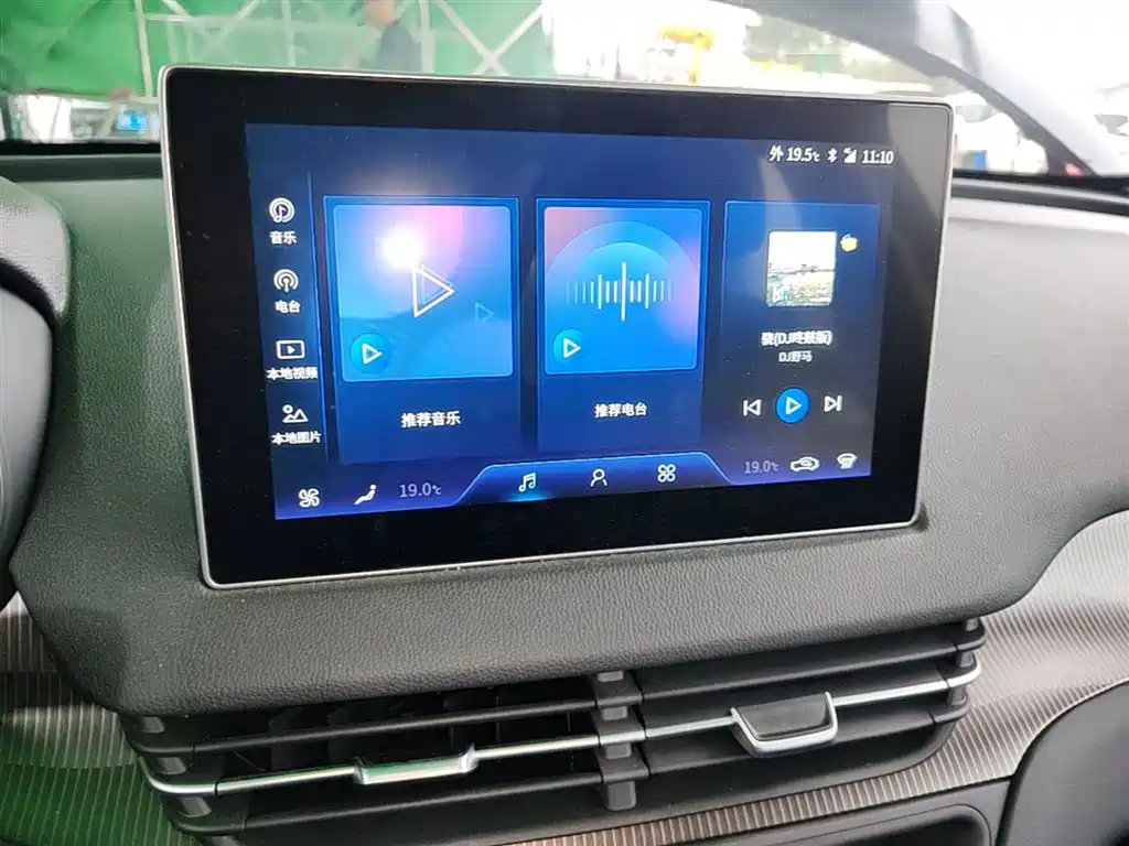 Hongqi E-QM5 2021 Charging Flag Joy Edition фото 13