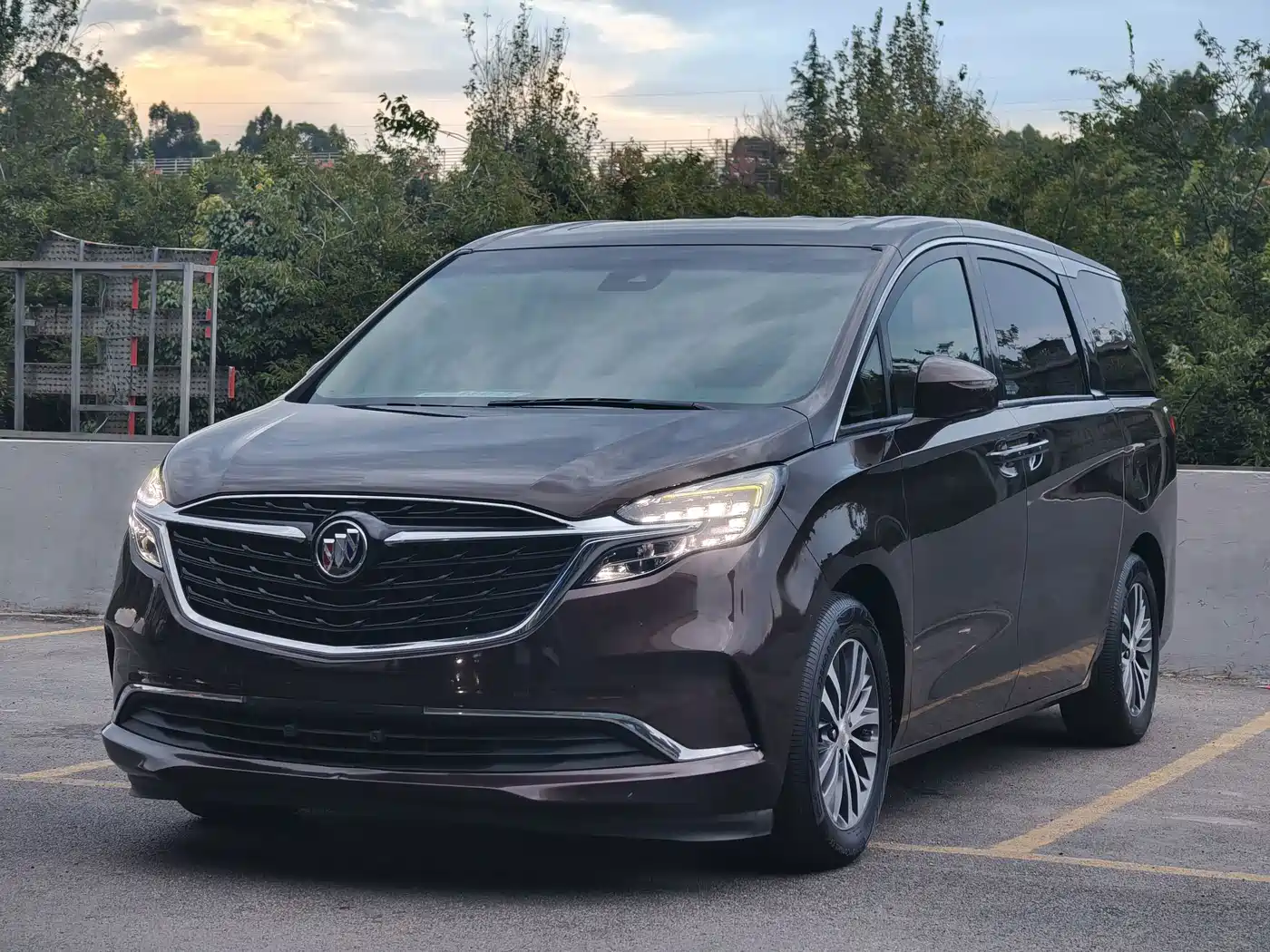 Photo 1 - Buick GL8
