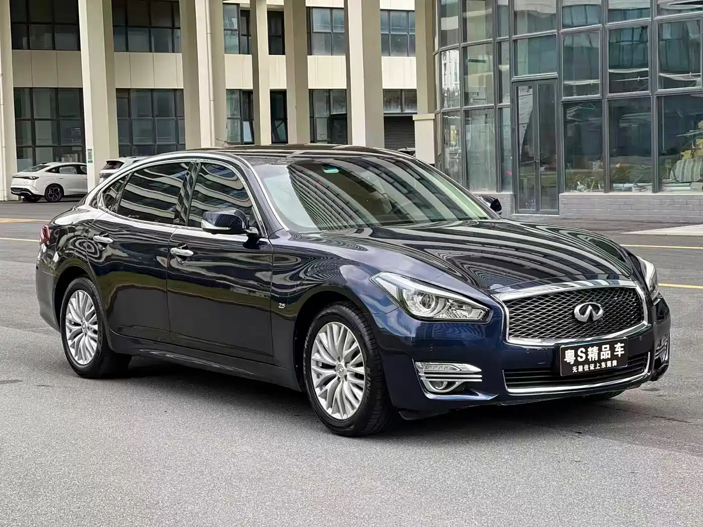 Infiniti Q70 2017 Q70L 2.5L Enjoyment Edition фото 3