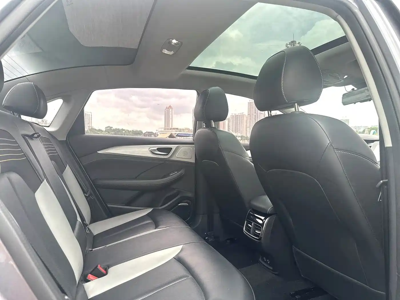 Roewe i6 MAX 2020 2020 300TGI Automatic Cool Sky Intelligent Drive Supreme Edition