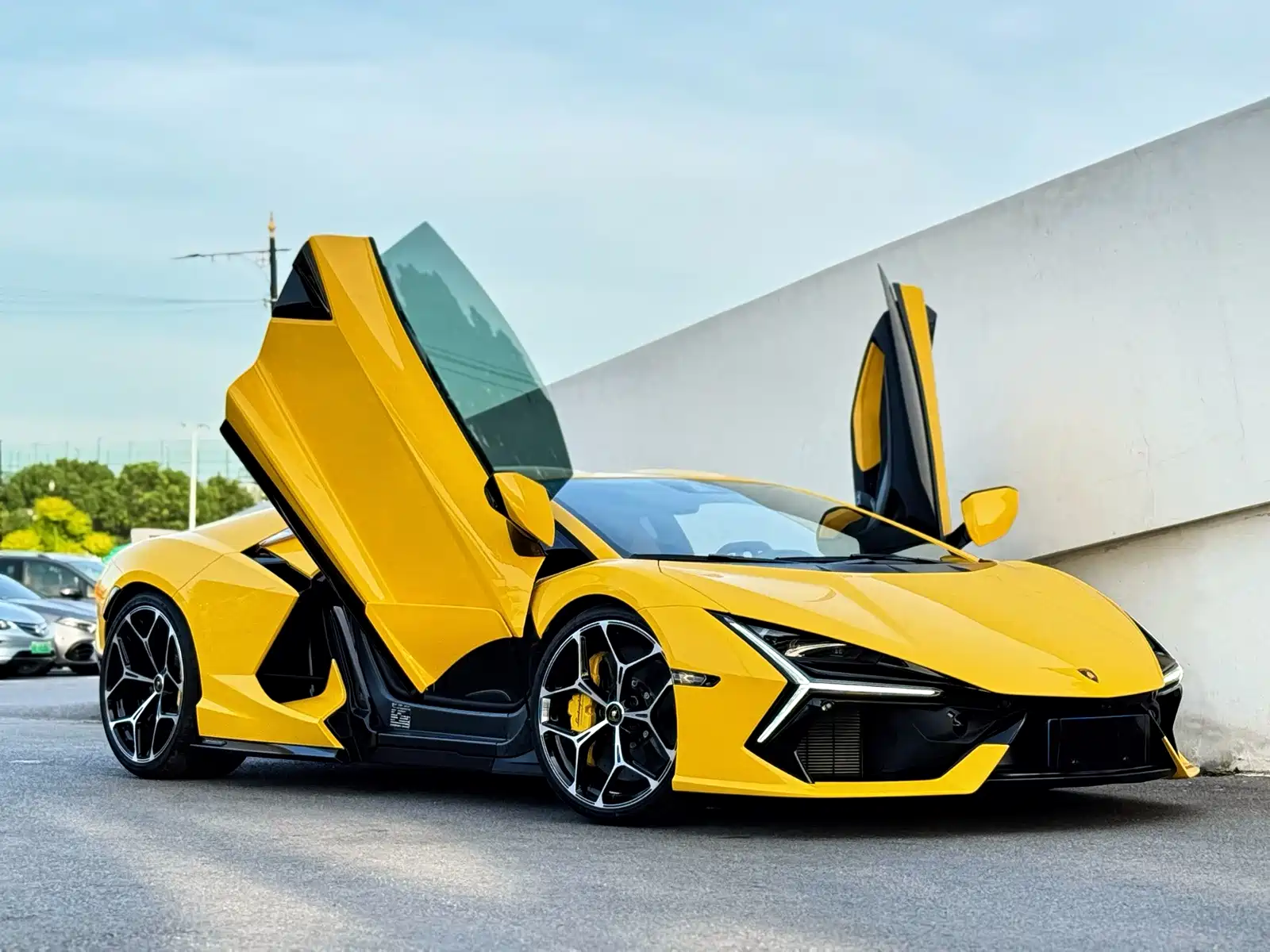 Фото 3 - Lamborghini Revuelto