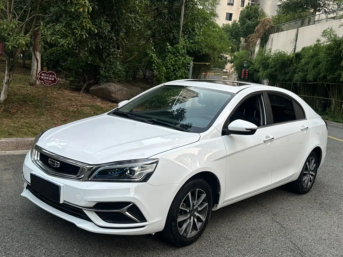 Фото 1 - Geely Emgrand