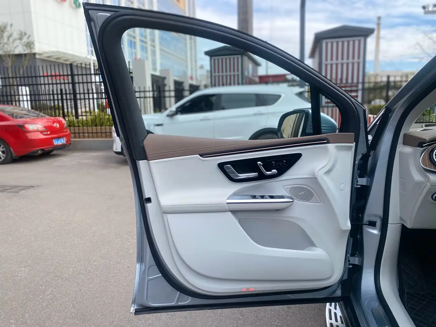 MERCEDES-BENZ EQE SUV