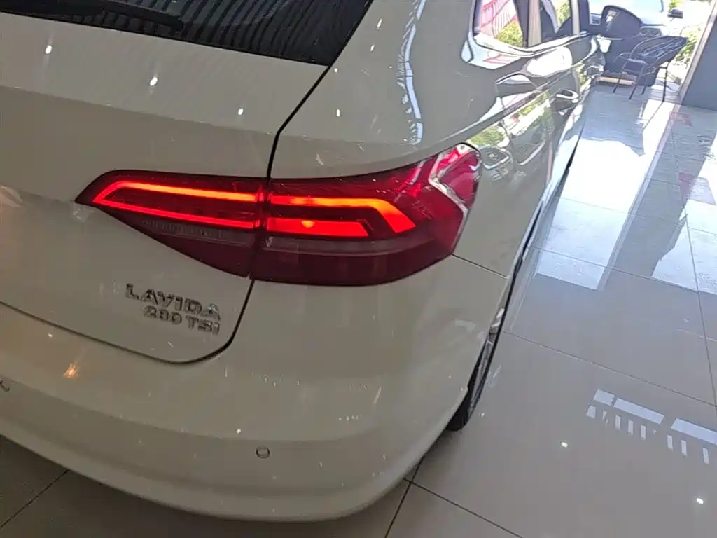 Volkswagen Lavida 2018 Hatchback 280TSI DSG Comfort Edition China V фото 8